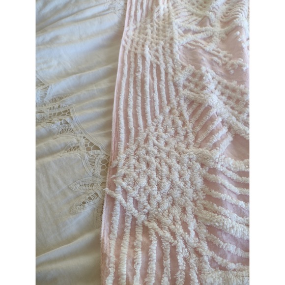 Vtg Chenille Bedspread Baby Pink White Wedding Ring Fringe MCM 50s 60s 74x98 - Picture 9 of 11